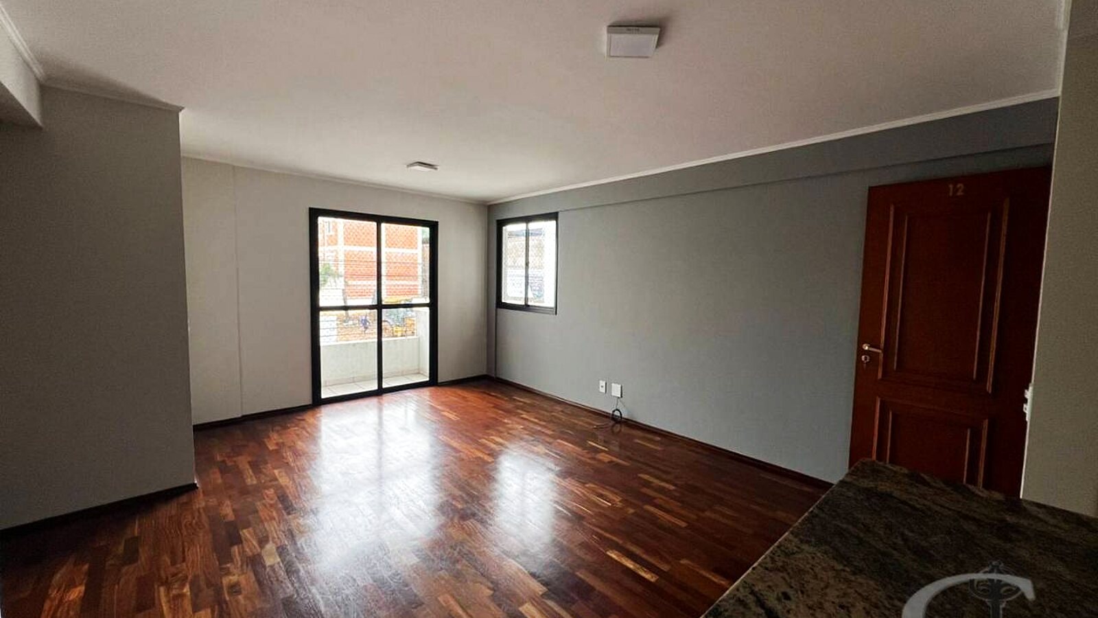 Apartamento de 2 quartos, suíte e varanda na Varginha