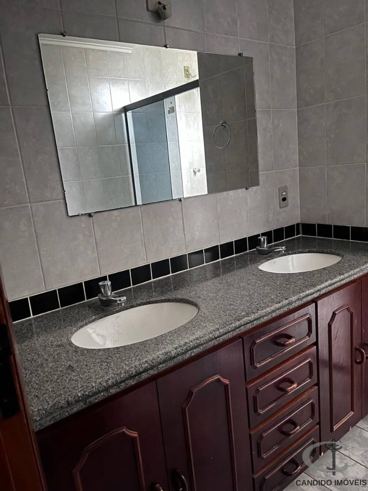 Foto 2 de Apartamento com 2 quartos e 1 suíte, armários e elevador, Pinheirinho