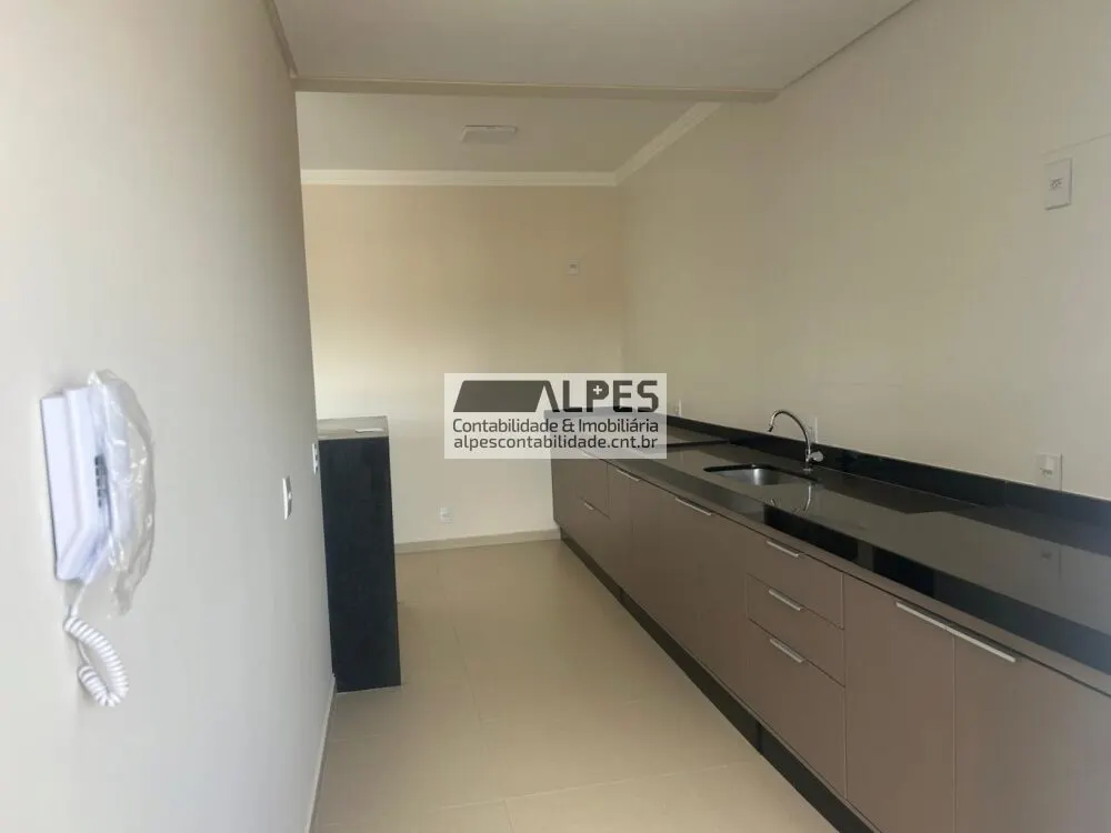 Foto 4 de Apartamento de 2 quartos (1 suíte) com varanda e elevador, Morro Chic
