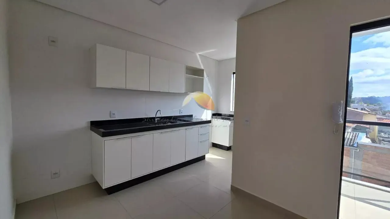Foto 3 de Apartamento de 2 quartos (1 suíte) com sacada e elevador, Morro Chic