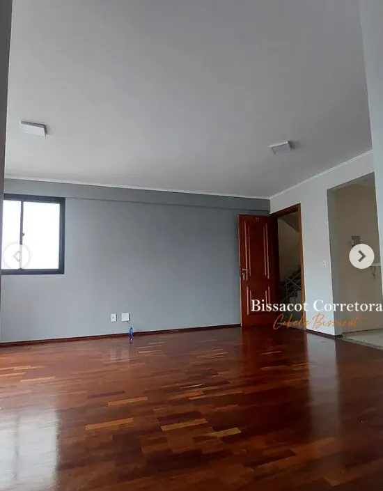 Foto 2 de Apartamento de 2 quartos (1 suíte) com varanda e piso de madeira, Varginha