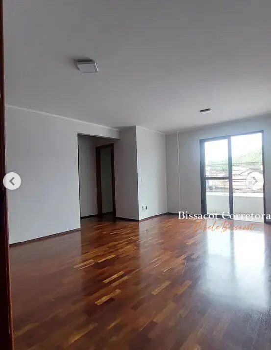 Foto 3 de Apartamento de 2 quartos (1 suíte) com varanda e piso de madeira, Varginha