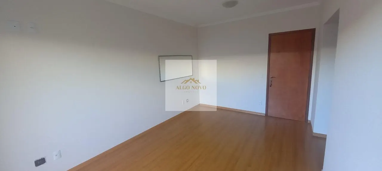 Foto 2 de Apartamento de 2 quartos (1 suíte) com sacada e garagem coberta, Morro Chic