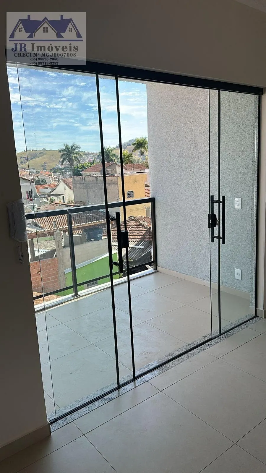 Foto 2 de Apartamento de 2 quartos (1 suíte) com sacada e cozinha planejada, Morro Chic