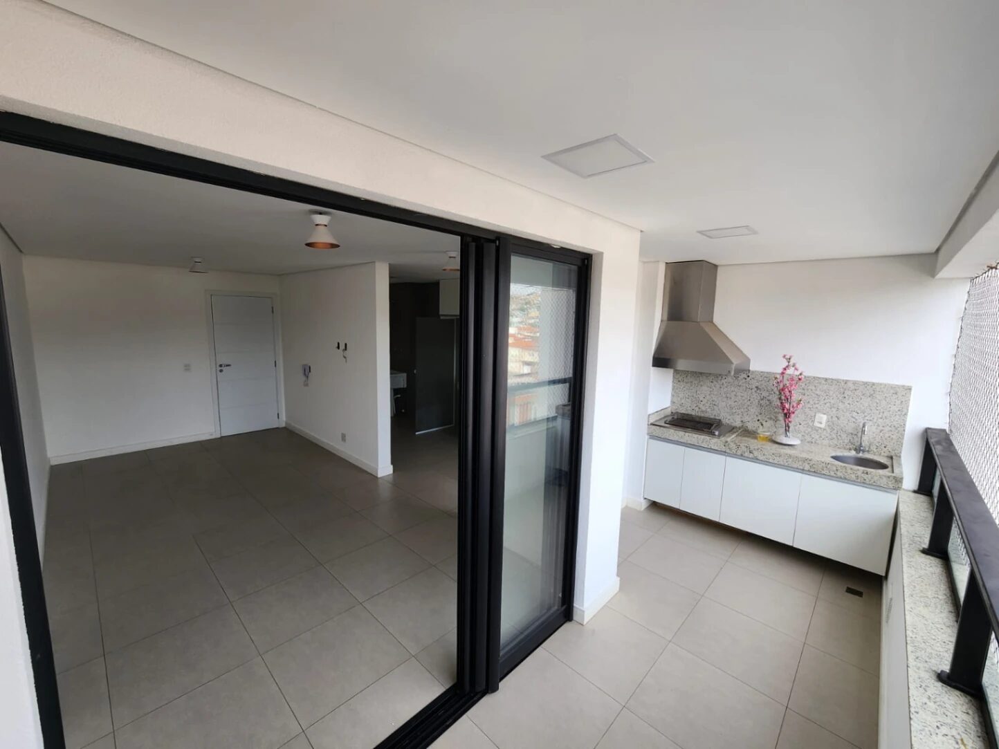 Foto 2 de Apartamento de 2 quartos (1 suíte) com varanda gourmet no Skyvision, Centro