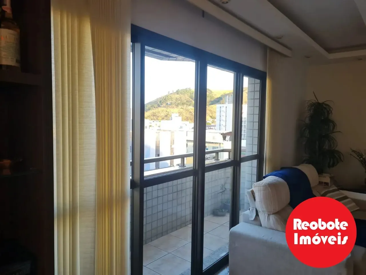 Foto 4 de Apartamento de 3 quartos (1 suíte) com varanda e vista para a serra na Praça Teodomiro Santiago, Centro