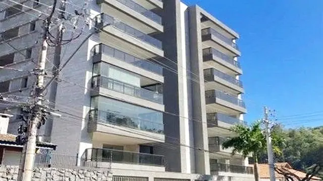 Apartamento de 3 suítes com 3 salas e 2 vagas, Centro