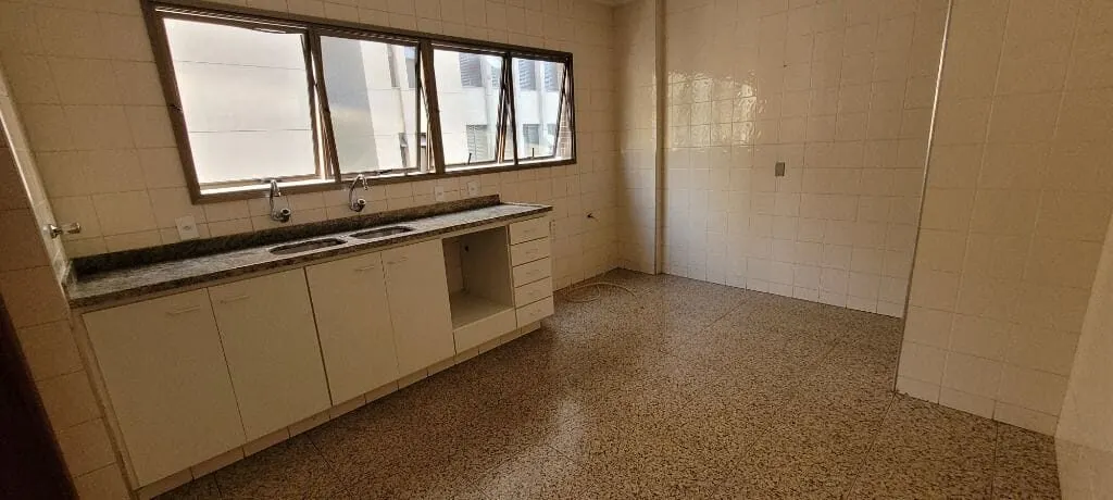 Foto 4 de Apartamento de 4 quartos (1 suíte) com varanda no Condomínio Dona Julieta, Centro