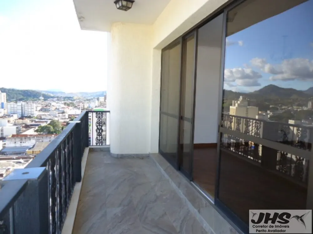 Foto 2 de Apartamento de 4 quartos (2 suítes com closet) com sacada e vista para a praça, Centro