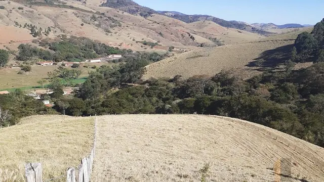 Área rural de 39.000 m² com rio e platôs prontos, Goiabal
