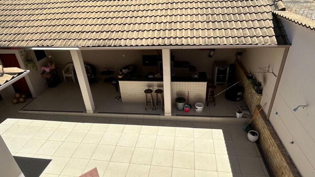 Foto 2 de Casa de seis quartos e garagem para nove carros na Medicina