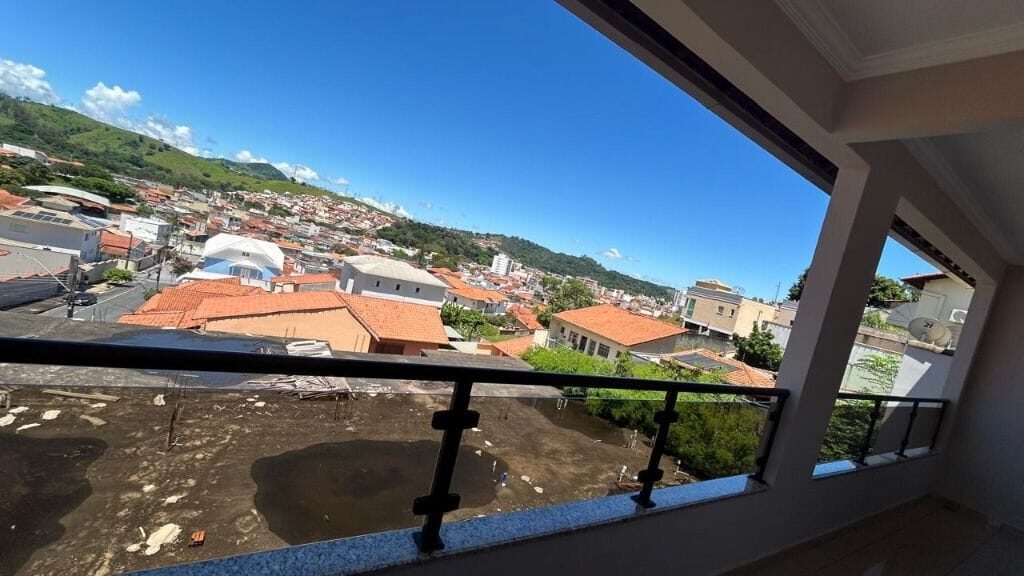 Foto 3 de Casa de seis quartos e garagem para nove carros na Medicina