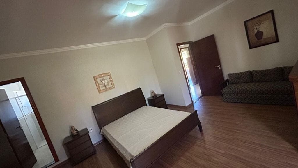 Foto 4 de Casa de seis quartos e garagem para nove carros na Medicina
