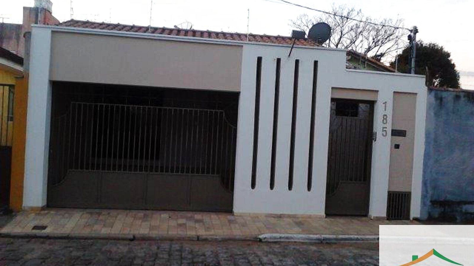 Casa de 3 quartos, suíte e duas vagas na Avenida