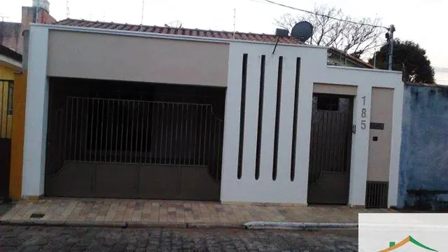 Casa de 3 quartos, suíte e duas vagas na Avenida