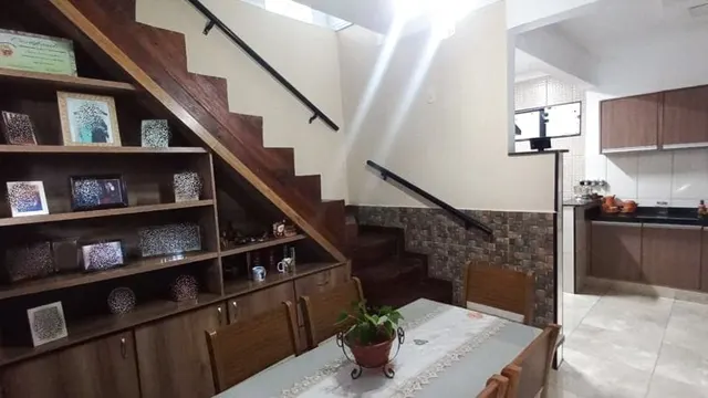Casa de 5 quartos e garagem para 2 carros na Vila Poddis