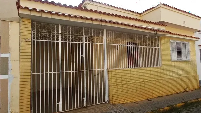 Casa de 3 quartos com edificação nos fundos em São Vicente