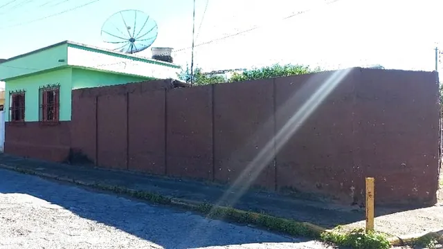 Casa de 2 quartos com quintal e 4 vagas na Avenida