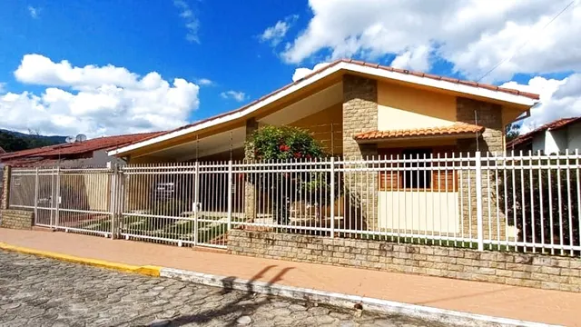 Casa de 6 quartos com salão e área de churrasco na Varginha
