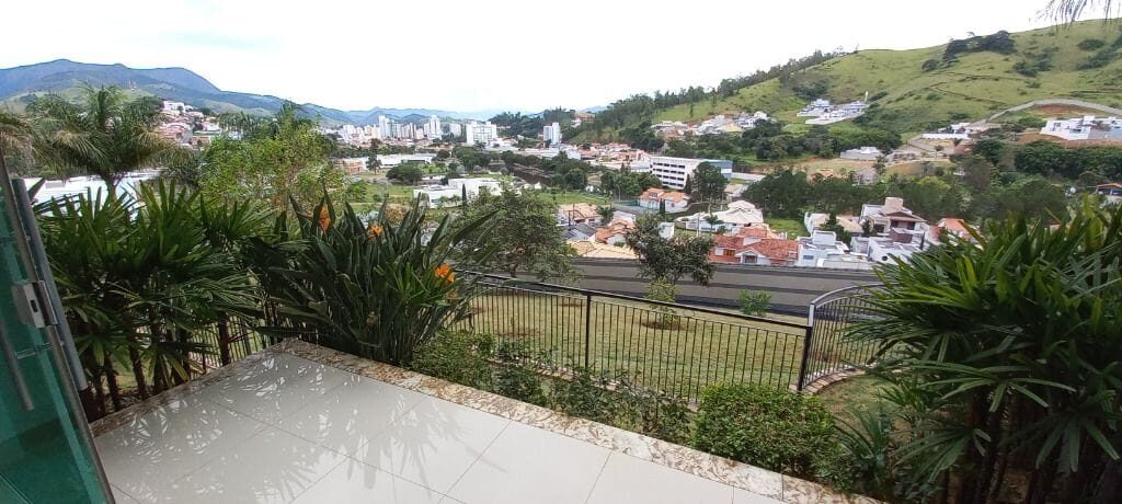 Foto 3 de Casa de 560 m² com vista e 4 vagas no Pinheirinho