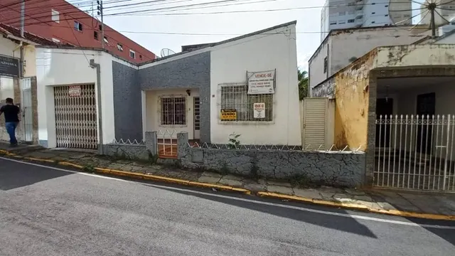 Foto 1 de Casa com área ampla no Centro