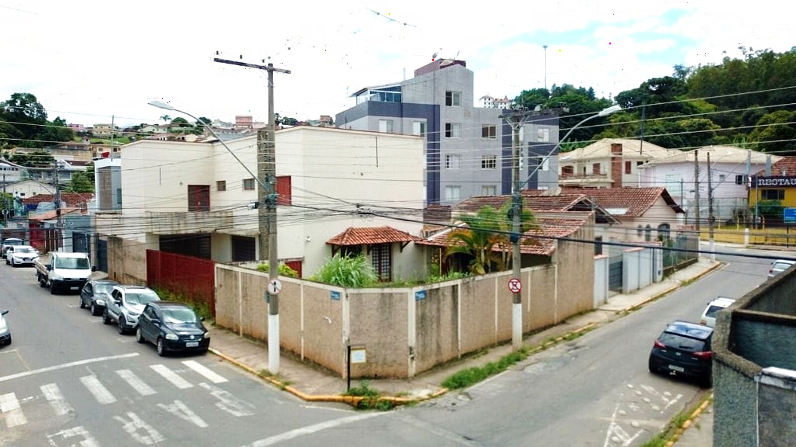 Casa de dois pavimentos em terreno de 572 m²