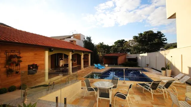 Foto 1 de Casa de 4 quartos com piscina e 8 vagas