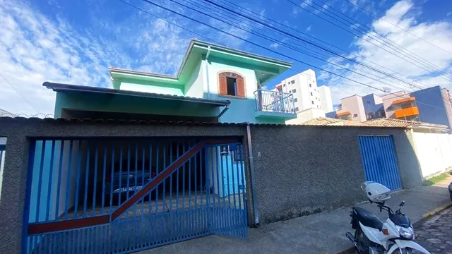 Casa de 4 quartos com edícula de 2 quartos na Varginha