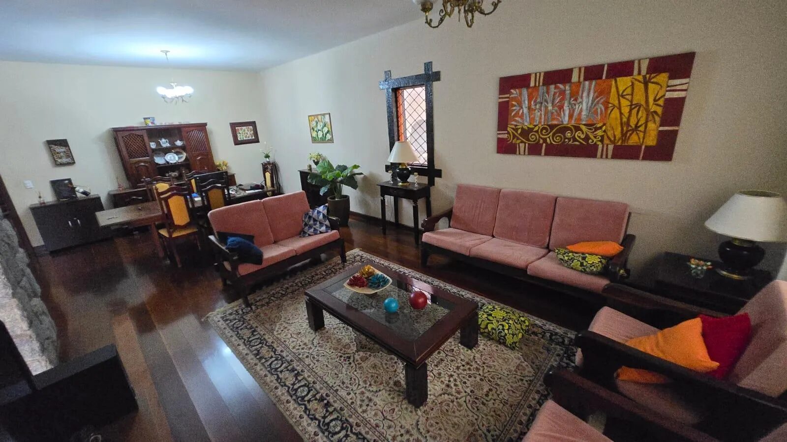 Foto 3 de Casa com área externa e cinco vagas