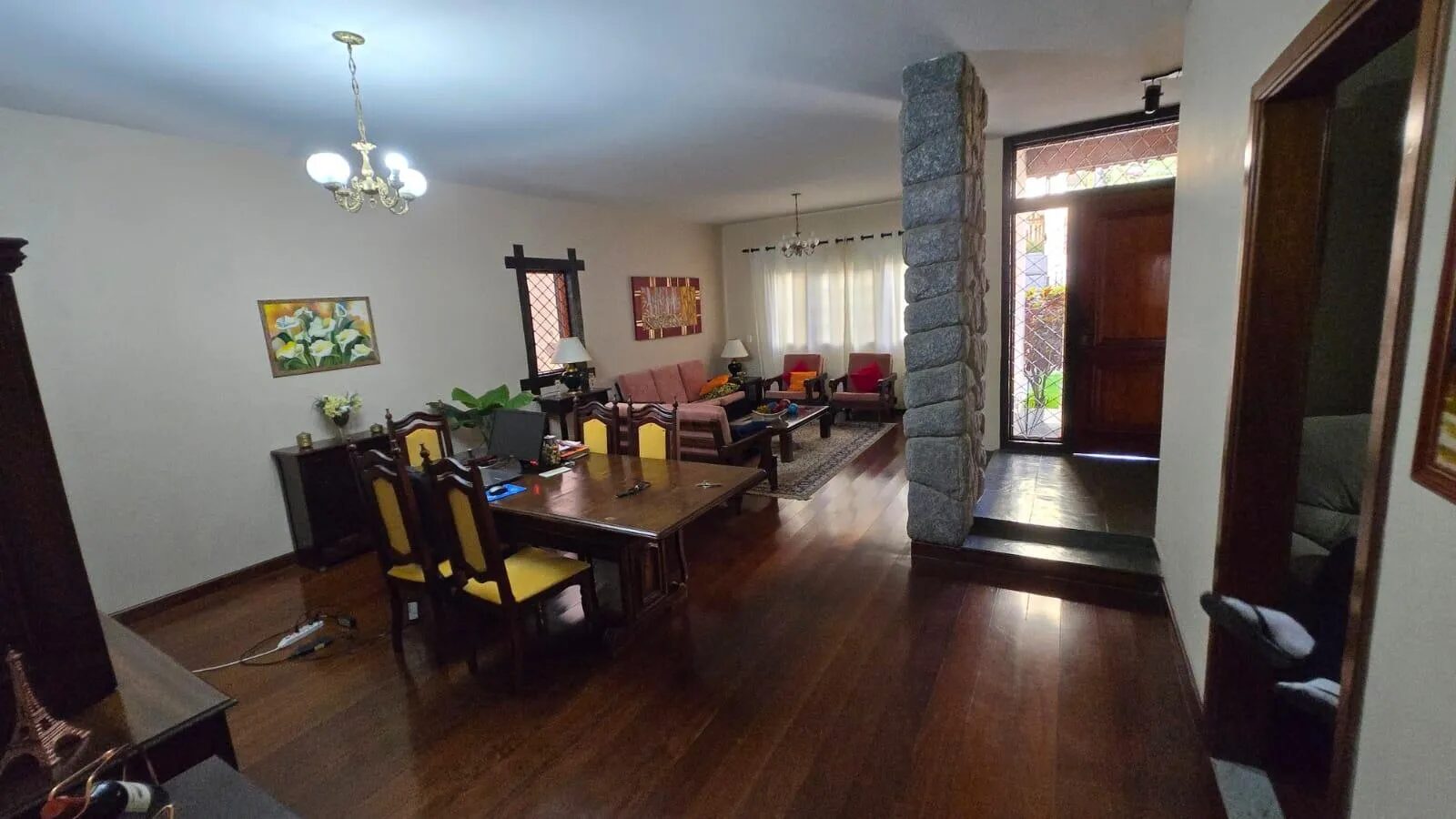 Foto 5 de Casa com área externa e cinco vagas