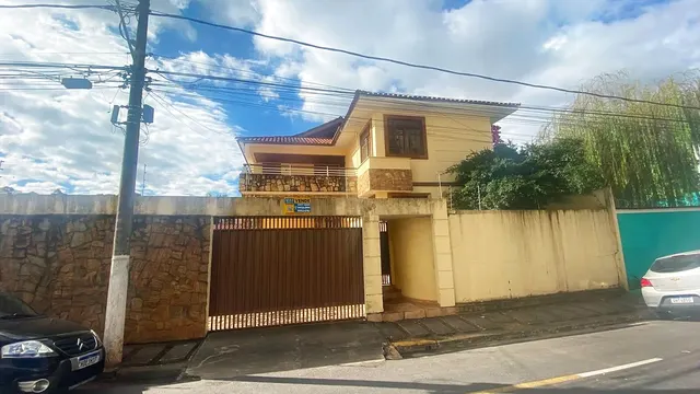 Casa de 6 quartos com piscina e campo no Pinheirinho