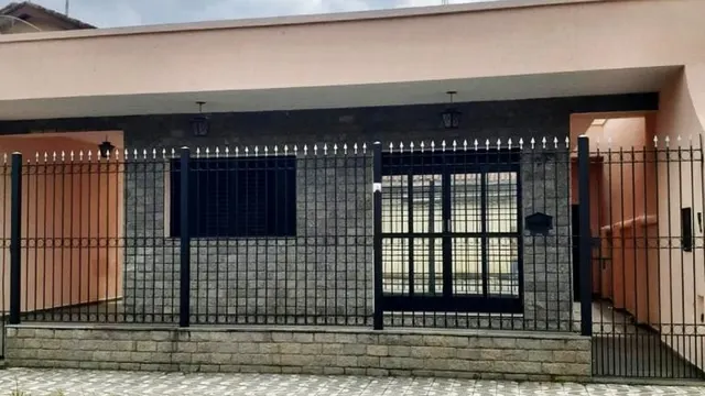 Casa com 2 suítes, escritório e quintal, Avenida