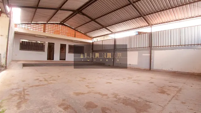Foto 1 de Casa de 3 quartos com galpão coberto para comércio ou moradia, Medicina