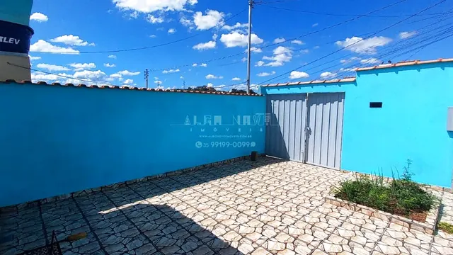 Casa térrea com suíte, quintal e 2 vagas, Santa Terezinha