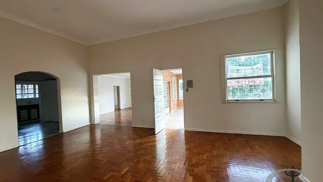 Casa comercial com 14 salas, varanda e 2 vagas, Centro
