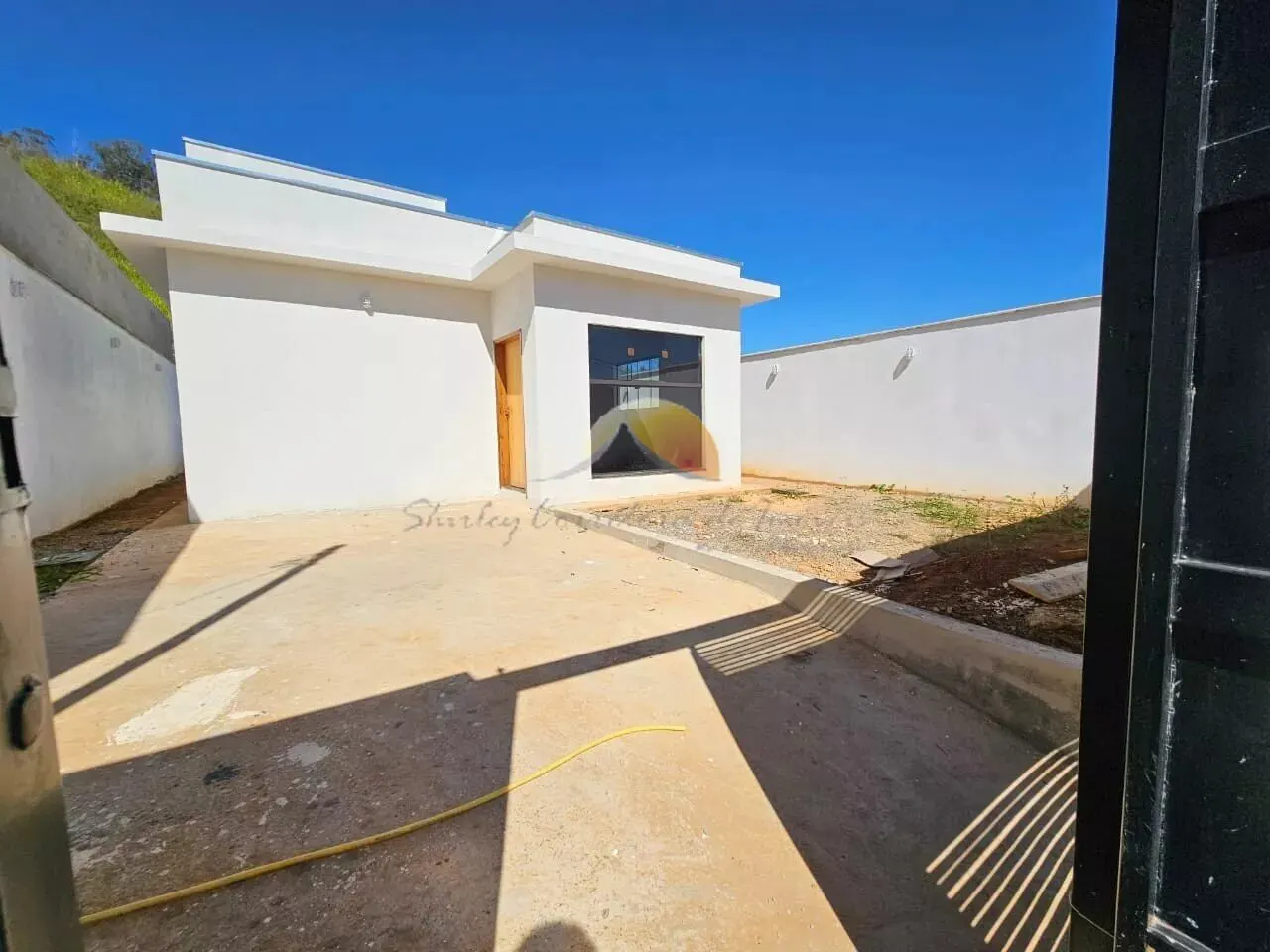 Foto 2 de Casa térrea de 2 quartos (1 suíte) com quintal e garagem, Jardim Califórnia