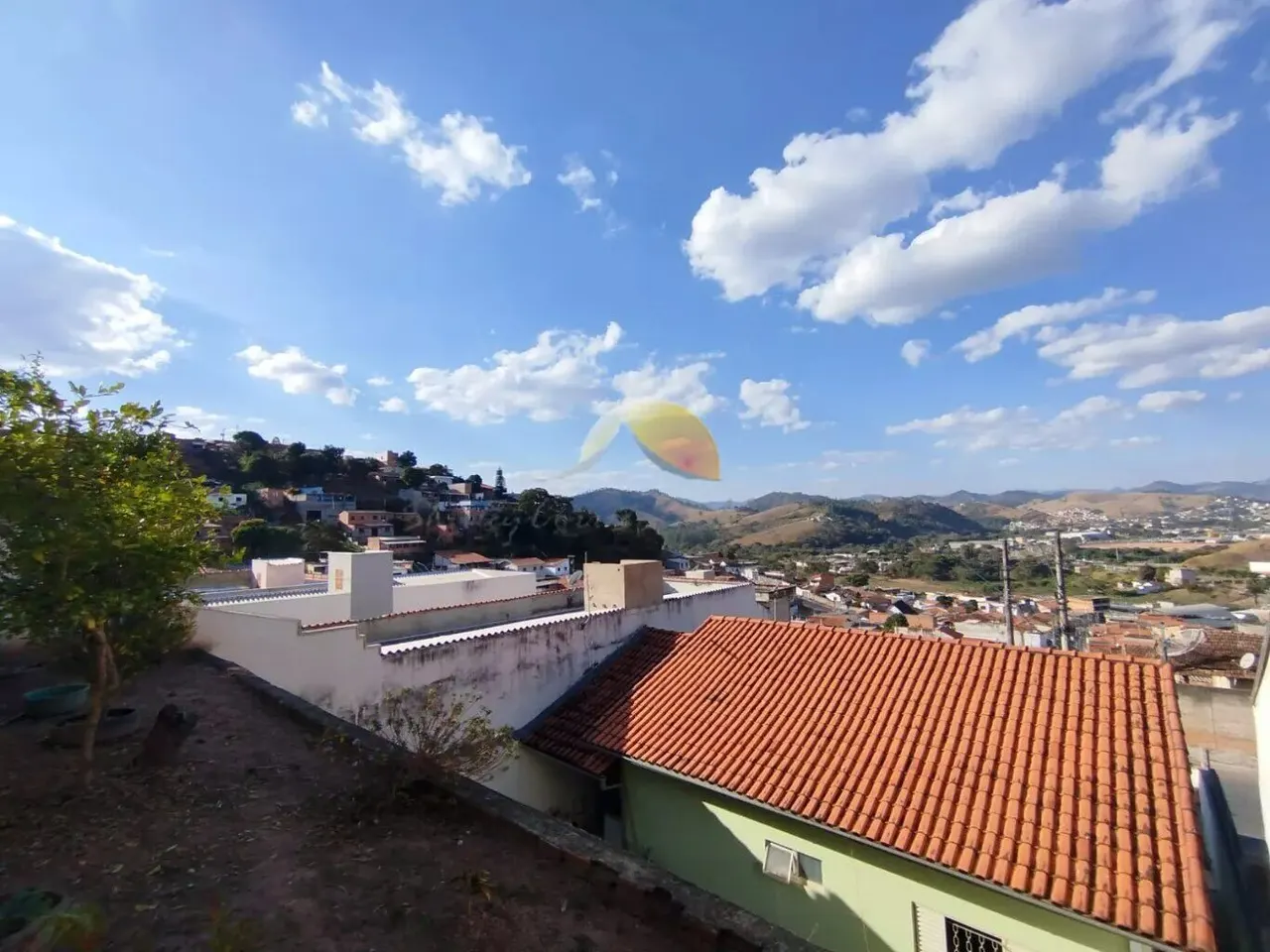 Foto 2 de Casa de 2 quartos com quintal amplo e vista da cidade, Jardim das Colinas