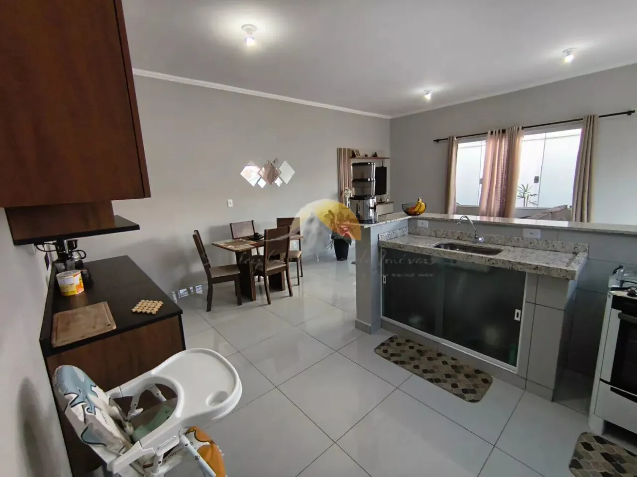 Foto 4 de Casa de 2 quartos (1 suíte) com cozinha americana planejada, Jardim das Palmeiras