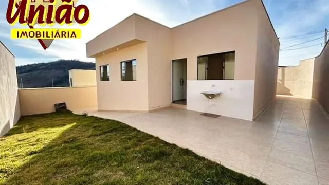 Casa térrea nova de 3 quartos (1 suíte) com quintal gramado, Centro