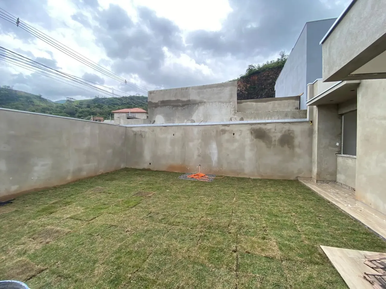 Foto 2 de Casa de 3 quartos (1 suíte) com espaço gourmet e 4 vagas, Vale das Hortênsias