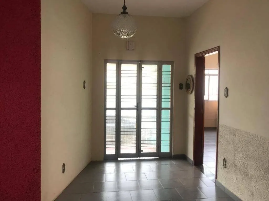 Foto 2 de Casa de 3 quartos com 2 flats nos fundos, ideal para renda, Avenida