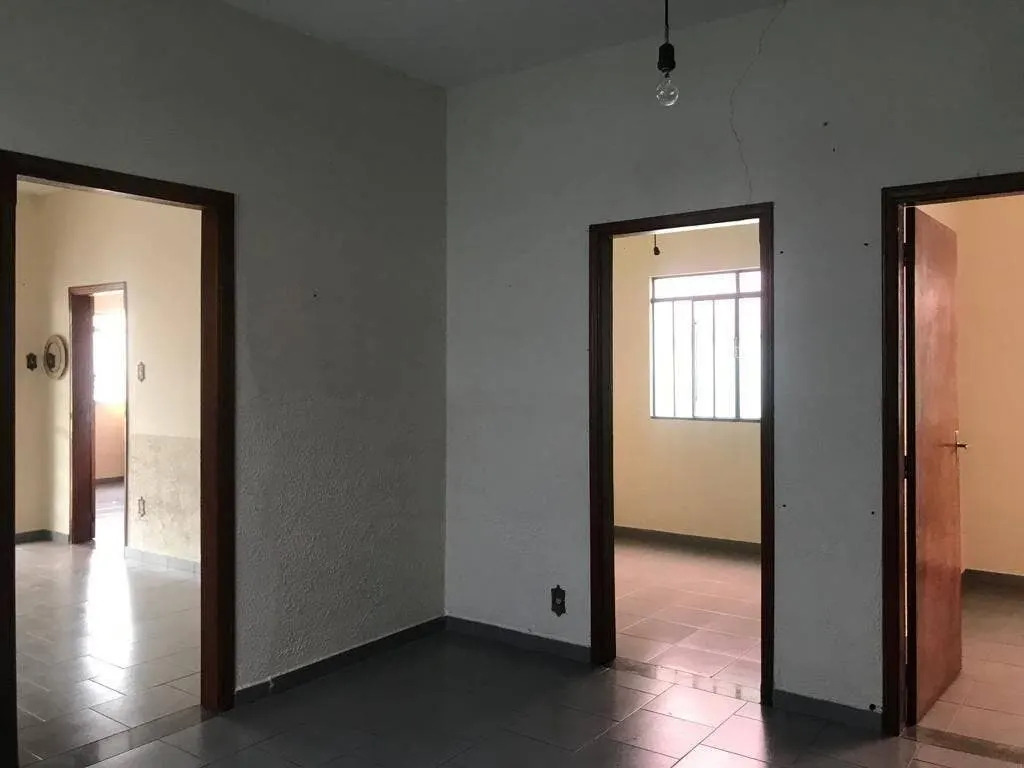 Foto 3 de Casa de 3 quartos com 2 flats nos fundos, ideal para renda, Avenida