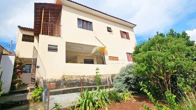 Foto 1 de Casa de 3 quartos em 2 pavimentos com varandas e quintal, Morro Chic