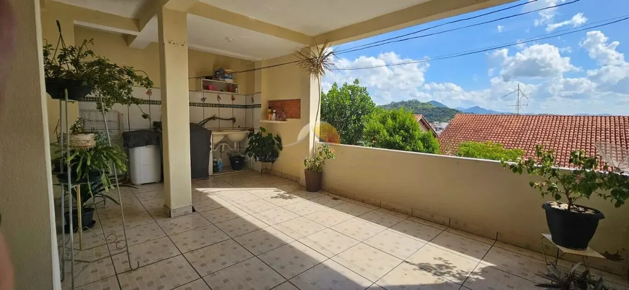 Foto 2 de Casa de 3 quartos em 2 pavimentos com varandas e quintal, Morro Chic