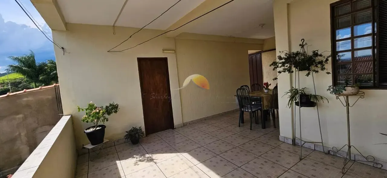 Foto 5 de Casa de 3 quartos em 2 pavimentos com varandas e quintal, Morro Chic