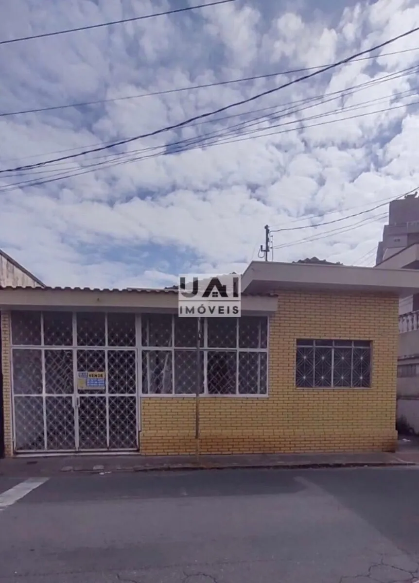 Foto 2 de Casa de 3 quartos com 2 quitinetes alugadas nos fundos, Varginha