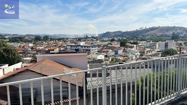 Foto 1 de Casa de 3 quartos (1 suíte) com sacada e salões comerciais no térreo, Morro Chic