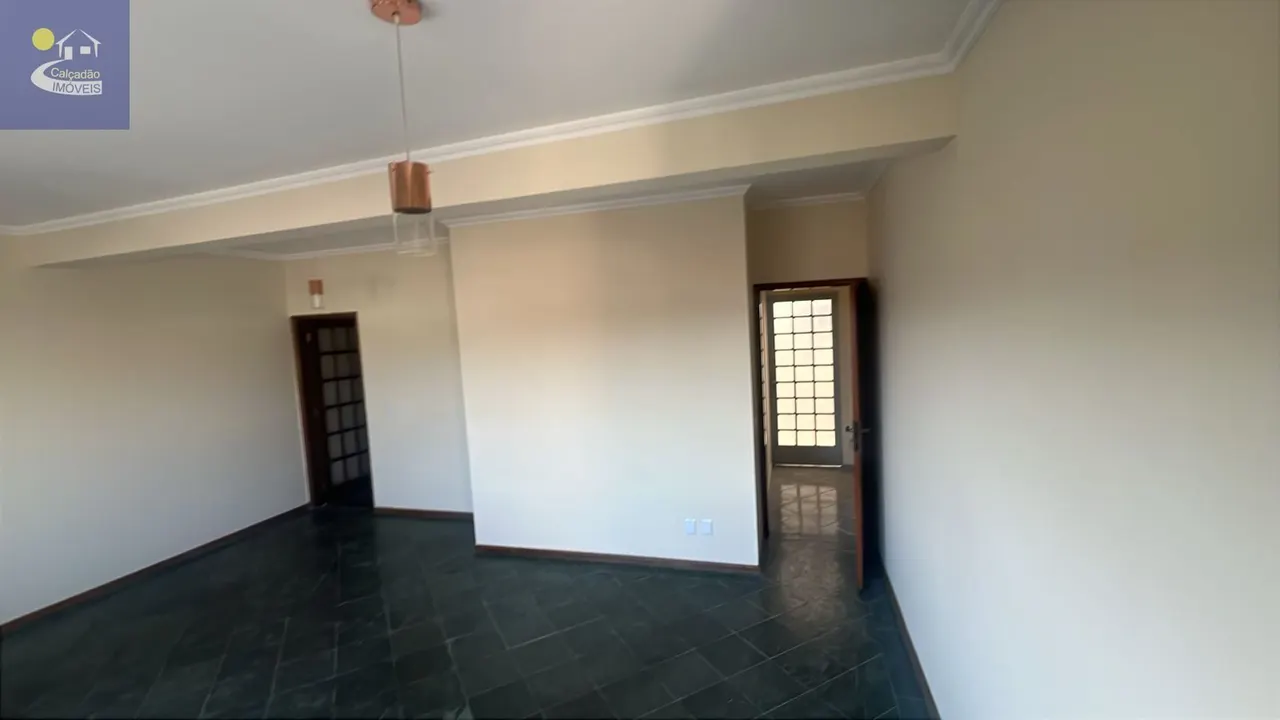 Foto 2 de Casa de 3 quartos (1 suíte) com sacada e salões comerciais no térreo, Morro Chic