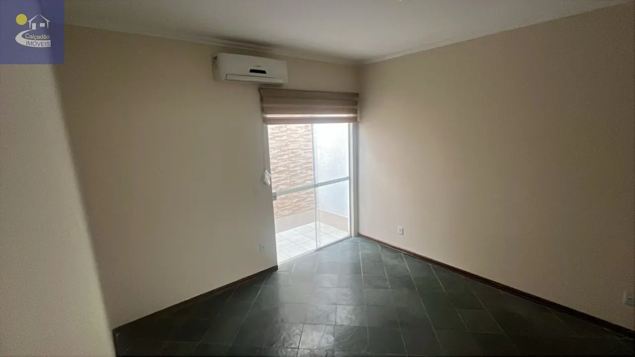 Foto 3 de Casa de 3 quartos (1 suíte) com sacada e salões comerciais no térreo, Morro Chic