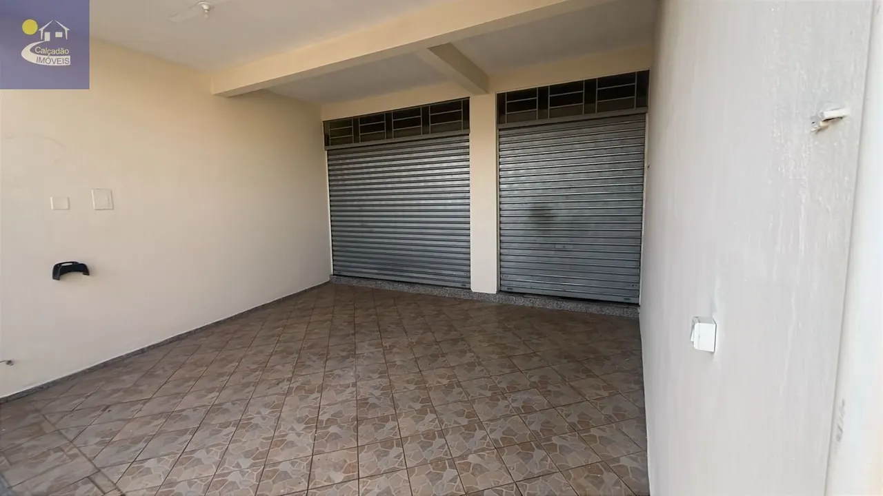 Foto 4 de Casa de 3 quartos (1 suíte) com sacada e salões comerciais no térreo, Morro Chic